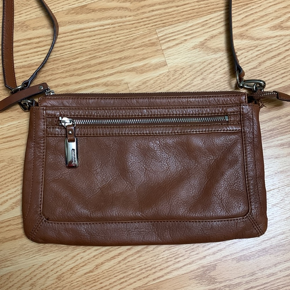 B. Makowsky crossbody leather purse envelope cognac brown pocket book adjustable